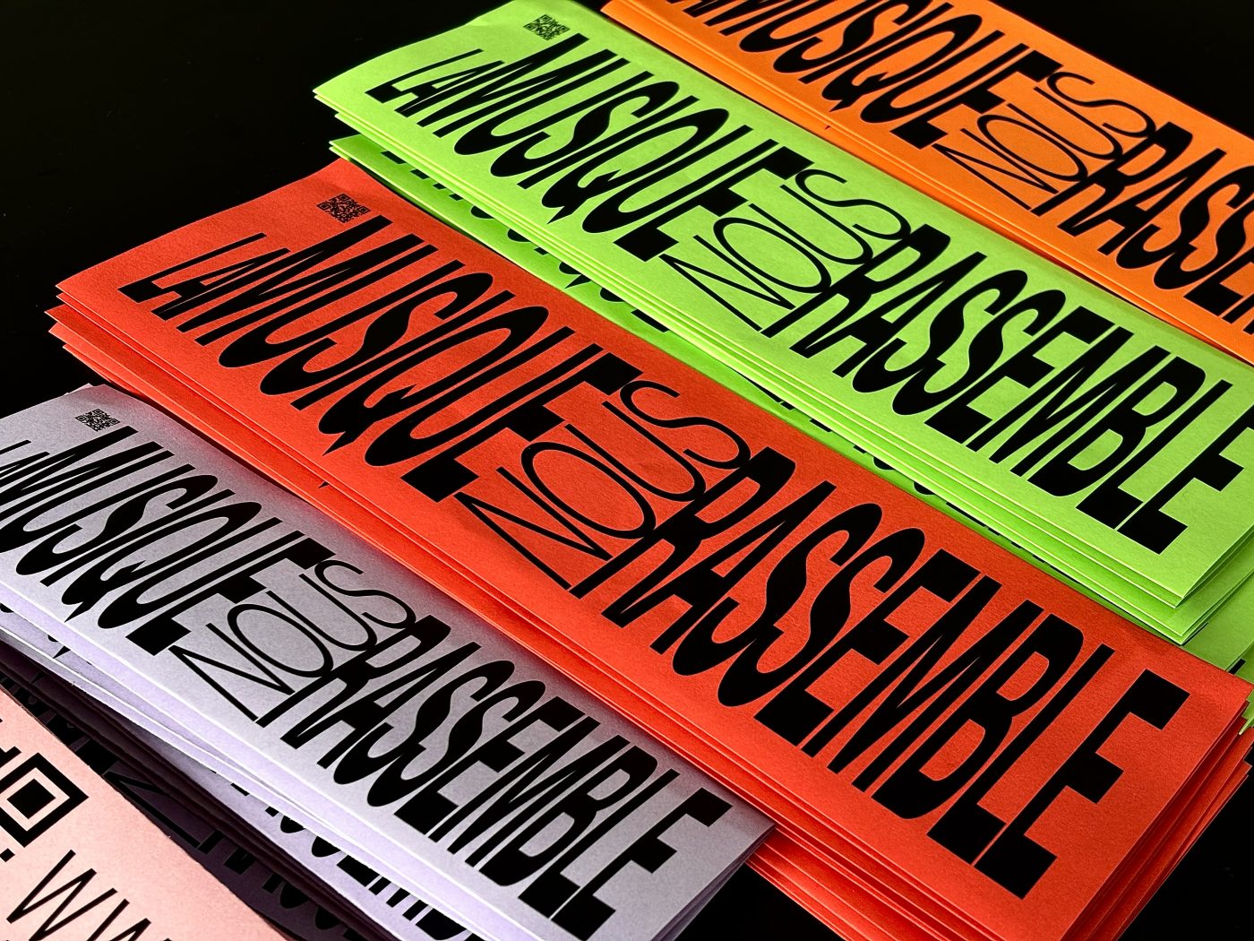 Stickers et tracts du fanzine empilés